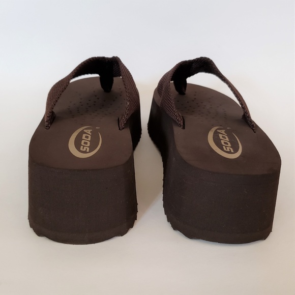 NEW Soda Brown Platform Flip Flops 8 - Picture 3 of 7